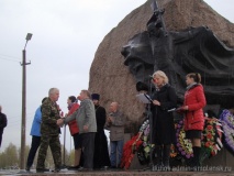 посёлок Озерный Духовщинского района в рамках патриотической акции «Горсть земли» посетила делегация из Ярославской области - фото - 13